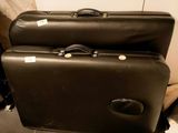 deux bagages posés l'un à côté de l'autre sur le sol