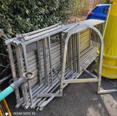 une barrière métallique installée à côté d'un feu tricolore jaune