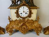une horloge posée sur une table
