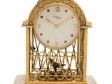 une horloge en or posée sur une table