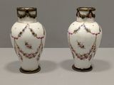 deux vases décorés de fleurs
