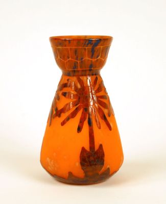 un vase orange orné d'un motif de palmier