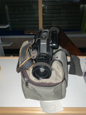 un appareil photo posé sur un sac, lui-même posé sur une table