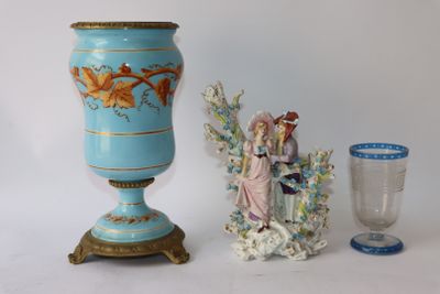 deux vases et une figurine posés les uns à côté des autres