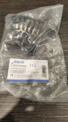 un sac en plastique contenant quelques fils, posé sur une table