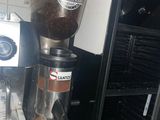 un moulin à café posé à côté d'une machine à café