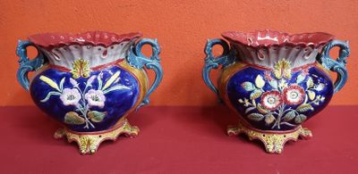 deux vases posés sur une table rouge