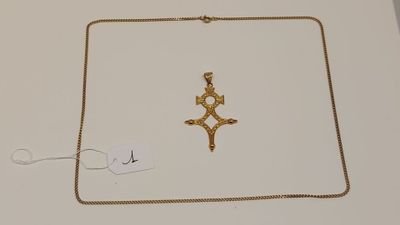 l'image d'un collier en or orné d'une croix