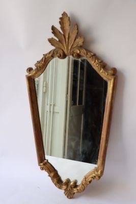 un miroir accroché au mur d'une pièce