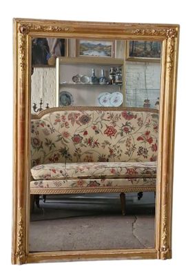 un canapé et un miroir dans une pièce