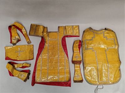 une photo d'une tenue de couleur jaune et rouge