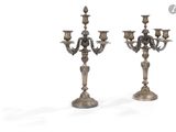 paire de chandeliers argentés sur socles