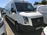 une camionnette blanche garée dans un parking