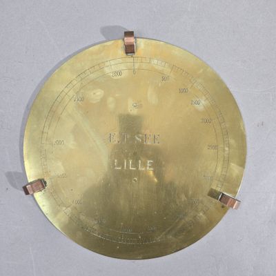 une plaque en or sur laquelle est gravé le nom d'une personne
