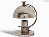 une lampe en argent posée sur une table