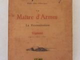 un vieux livre sur lequel repose une plume, posé sur une table