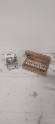 un bocal en verre et une boîte en bois posés sur une table