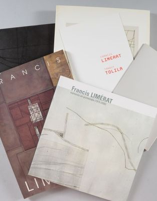 trois livres sont posés sur une table recouverte d'une nappe blanche