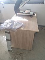 Mobilier comprenant une table, 2 étagères (avec contenu), 5 …