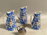 quatre pièces de poterie bleue et blanche ornées de motifs blancs