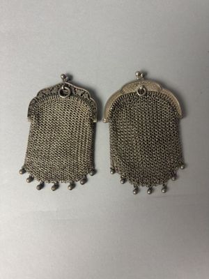 une paire de boucles d'oreilles anciennes en métal argenté ornées de franges