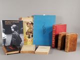 plusieurs livres sont empilés sur une table