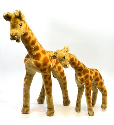 STEIFF. Girafe et son girafon. Ensemble de deux peluches.