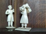 deux figurines posées sur une étagère
