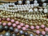 un grand nombre de perles de différentes couleurs sur une table