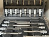 une trousse à outils contenant des outils
