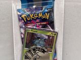 un gros plan sur un paquet de cartes à collectionner Pokémon posé sur une table