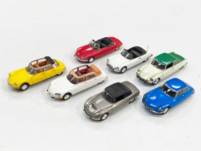 plusieurs petites voitures sont alignées en cercle sur une surface blanche