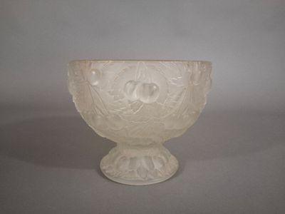 un saladier en verre blanc posé sur une table
