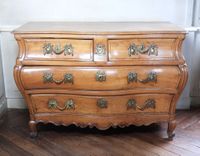 COMMODE tombeau en noyer mouluré et sculpté, la façade galbé…
