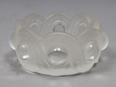 un bol en verre blanc orné d'un motif décoratif