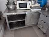 un four à micro-ondes posé sur un plan de travail dans une cuisine