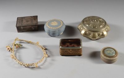 un grand nombre d'objets posés sur une table