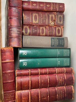 plusieurs livres empilés sur une étagère