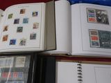 beaucoup de timbres sur les pages d'un livre