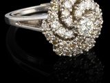 une image d'une bague sertie de diamants posée sur une surface noire