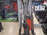 une image d'une salle de sport avec des équipements