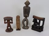 trois figurines en bois de formes et de tailles différentes posées sur une surface blanche