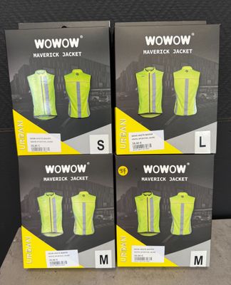 deux cartons de gilets jaunes posés sur une table