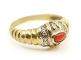 une photo en gros plan d'une bague sertie d'une pierre rouge