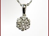 collier en argent plaqué orné d'un bouquet de diamants blancs sur une chaîne en argent