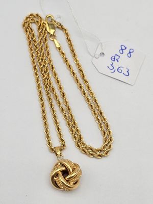 un collier plaqué or avec un pendentif en forme de cœur au bout d'une chaîne