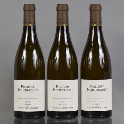 trois bouteilles de vin posées sur une table l'une à côté de l'autre