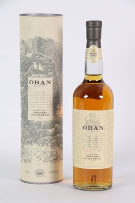 une bouteille ouverte de whisky Oban à côté d'un carton