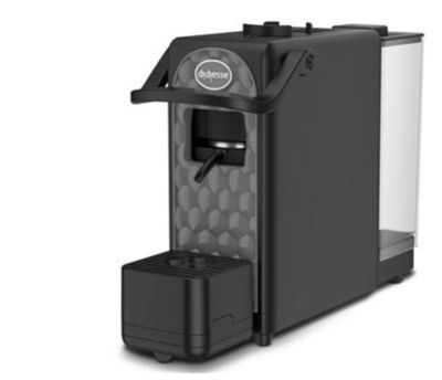 gros plan d'une machine à café sur fond blanc