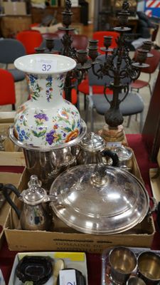 une table sur laquelle se trouvent de nombreux objets en argent